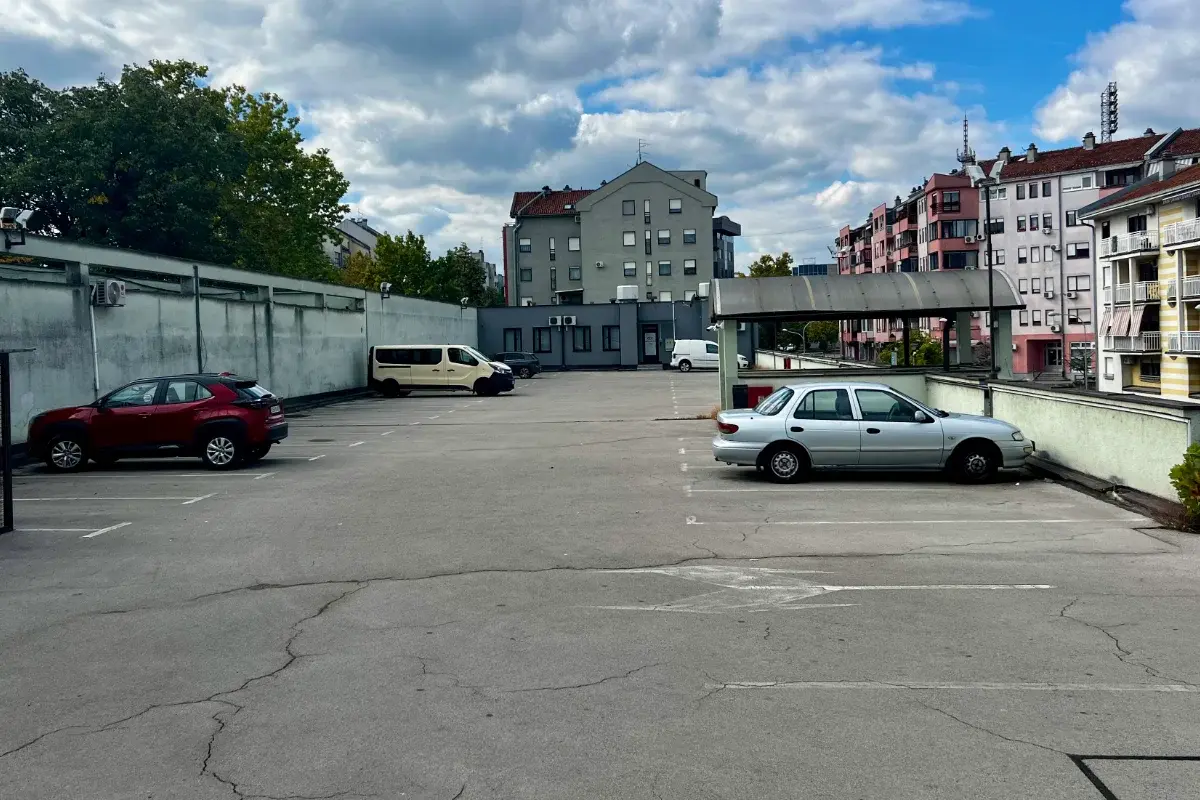 Garaža i parking Borik